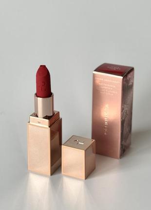 Матовая стойка ярко красная вишневая помада для губ patrick ta major headlines matte suede lipstick that's why she's late (cherry red)