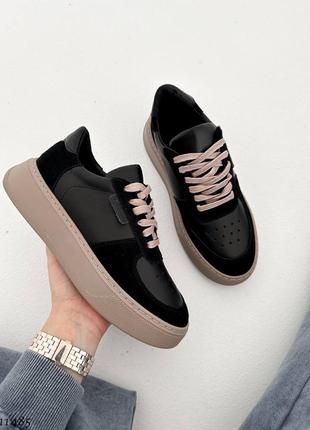Классные повседневные кеды черные на бежевой подошве кожаные замшевые