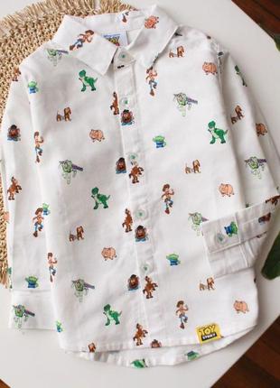 Качественная белая рубашка в принт с героями toy story primark на малыша1 фото