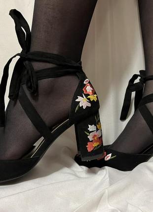 Туфли с вышивкой идеальны от fabulous footwear by george9 фото