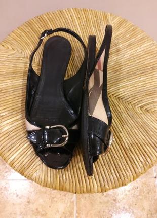 Шкіряні босоніжки burberry оригінал раз.39-40 (26 см)