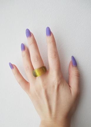 Жёлтое кольцо ручной работы из дерева и полимеров эпоксидки