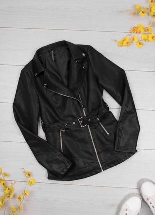 Стильная черная кожаная куртка кожанка косуха модная осенняя ветровка удлинённая