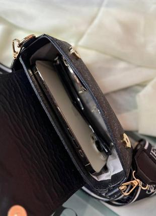 Женская маленькая черная сумка guess с плечевым ремнем.3 фото