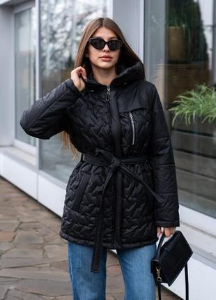 Черная универсальная демисезонная женская куртка с капюшоном и поясом