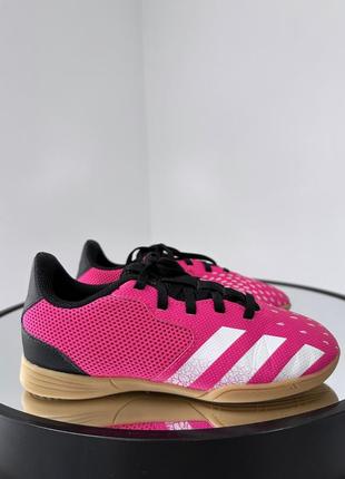 Яскраві круті футзалки adidas predator freak