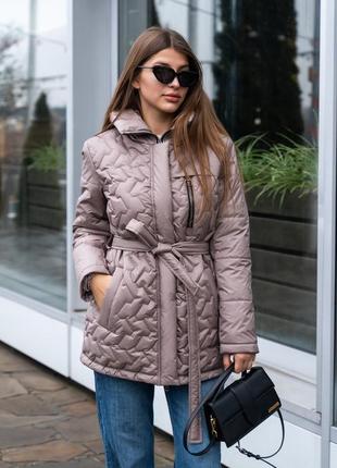 Женская демисезонная брендовая стеганая куртка с капюшоном и поясом