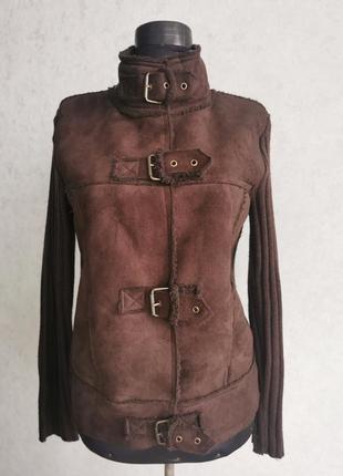 Женская курточка из искусственной замши и вязаными рукавами