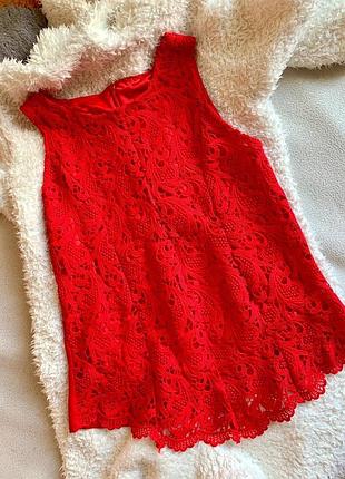 Красная кружевная блузка