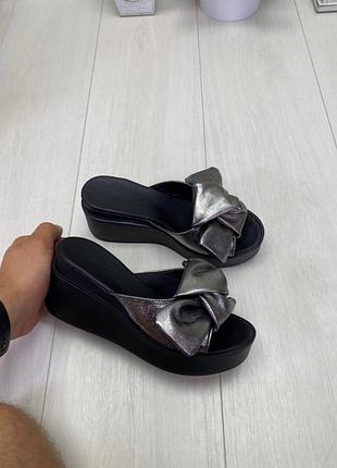 Шльопанці на танкетці, натуральна шкіра