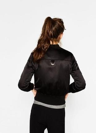 Чёрная женская   демисезонная куртка-бомбер  m2 фото