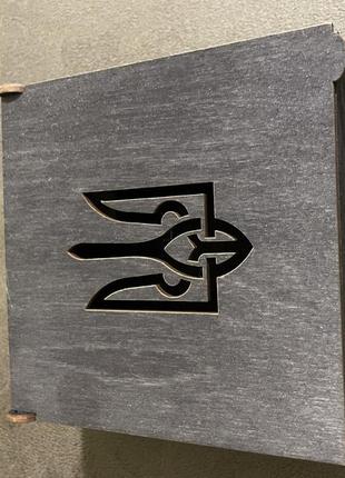 Деревʼяна коробка з гербом україни3 фото