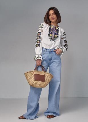 Жіноча вишиванка із зав'язками прикрашена квітами гладдю - молочний цвет, s (є розміри)