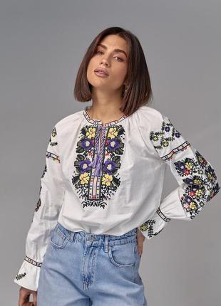 Жіноча вишиванка із зав'язками прикрашена квітами гладдю - молочний цвет, s (є розміри)