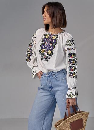 Жіноча вишиванка із зав'язками прикрашена квітами гладдю - молочний цвет, s (є розміри)