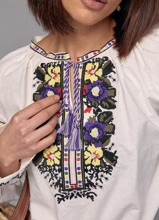 Жіноча вишиванка із зав'язками прикрашена квітами гладдю - молочний цвет, s (є розміри)