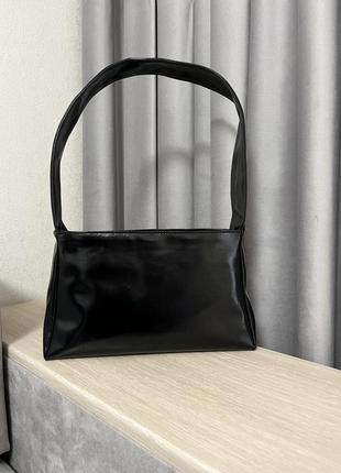 Лакована чорна жіноча сумка через плече з екошкіри
