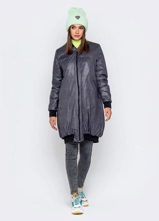 Стильная женская демисезонная осенняя курточка длинный бомбер серый принт a.play s 40-422 фото