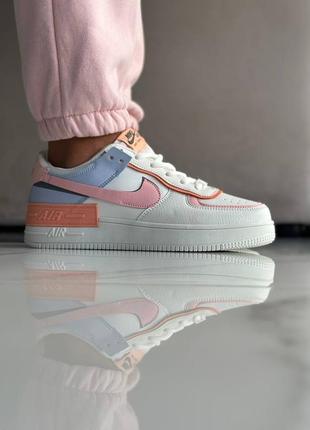 Жіночі кросівки білі з персиковим у стилі nike air force 1 shadow pink peach