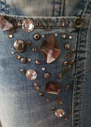 Тонкие легкие укороченные джинсы с камнями4 фото