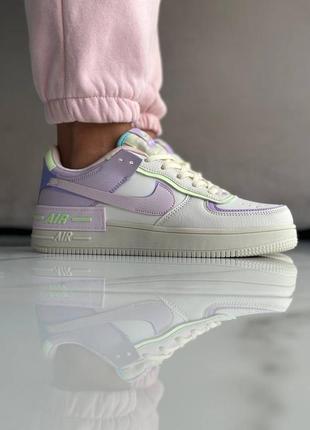 Женские кроссовки белые с фиолетовым в стиле nike air force 1 shadow grape