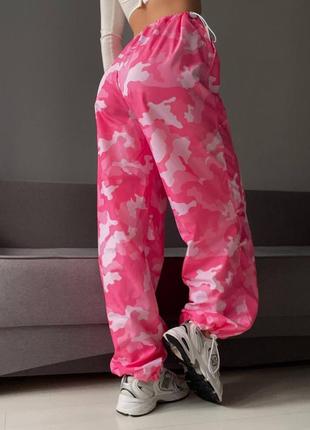 Крутые стильные спортивные брюки штаны карго парашюты на затяжках камуфляжные розовые серые для танцев широкие палаццо расклешённые3 фото