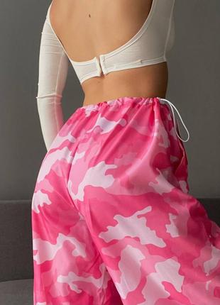 Крутые стильные спортивные брюки штаны карго парашюты на затяжках камуфляжные розовые серые для танцев широкие палаццо расклешённые4 фото