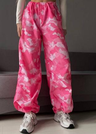 Крутые стильные спортивные брюки штаны карго парашюты на затяжках камуфляжные розовые серые для танцев широкие палаццо расклешённые5 фото