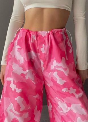 Крутые стильные спортивные брюки штаны карго парашюты на затяжках камуфляжные розовые серые для танцев широкие палаццо расклешённые6 фото