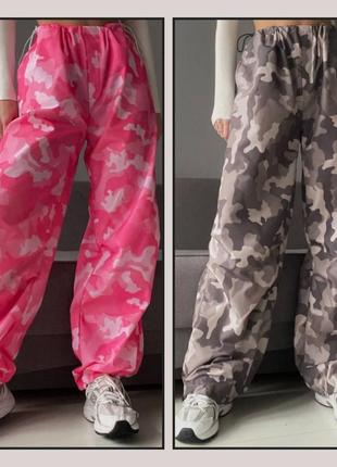 Крутые стильные спортивные брюки штаны карго парашюты на затяжках камуфляжные розовые серые для танцев широкие палаццо расклешённые2 фото