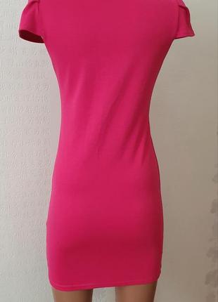 Розовое трикотажное платье с вырезом2 фото