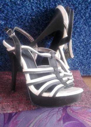 #разгрузка суперовые босоножки на высоком каблуке и платформе черно белые р. 36