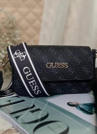 Женская маленькая черная сумка guess с плечевым ремнем.