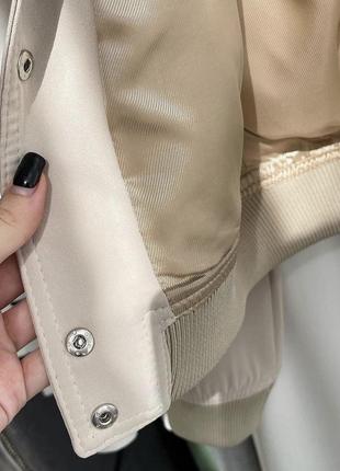 Женская куртка-бомбер с накладными карманами8 фото
