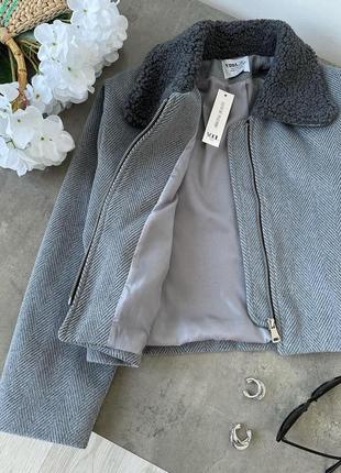 Женская куртка-бомбер с накладными карманами3 фото
