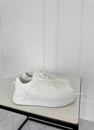 Легкие и удобные белые кроссовки5 фото