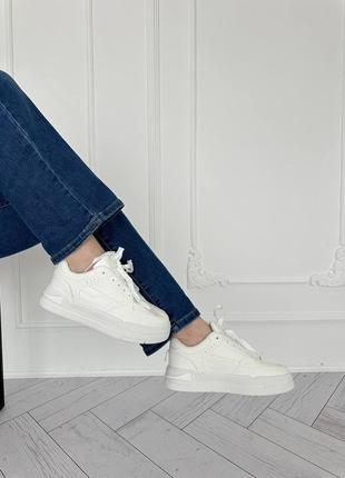 Легкие и удобные белые кроссовки8 фото