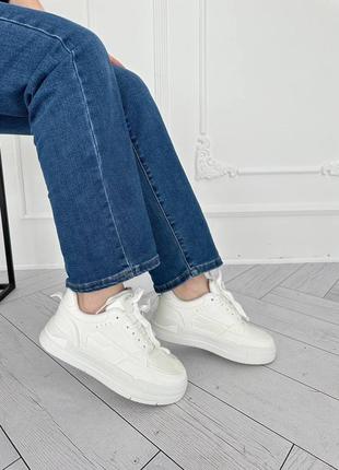 Легкие и удобные белые кроссовки10 фото