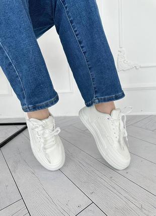 Легкие и удобные белые кроссовки2 фото