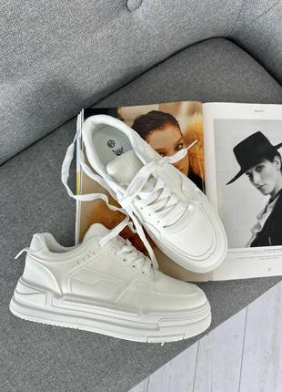 Легкие и удобные белые кроссовки3 фото
