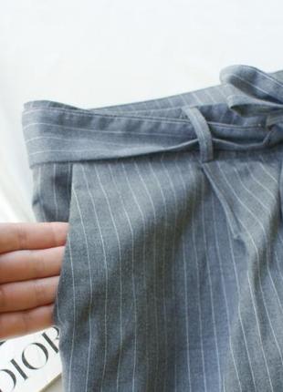 Актуальні базові сірі завужені штани в смужку6 фото
