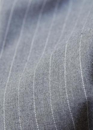 Актуальні базові сірі завужені штани в смужку2 фото