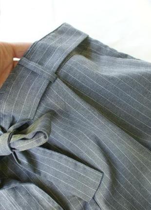 Актуальні базові сірі завужені штани в смужку7 фото