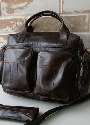 Стильна шкіряна сумка з кишенями коричневого кольору