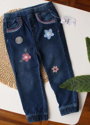 Якісні джинси джогери з вишивкою nutmeg на дівчинку 18-24 міс