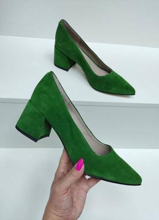 Ярко зеленые замшевые классические туфли лодочки8 фото