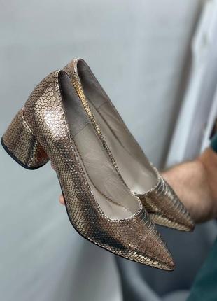 Золотистые классические туфли лодочки из натуральной кожи