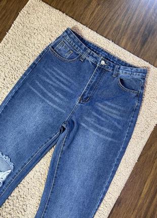 Женские джинсы на высокой талии с порванным коленом8 фото