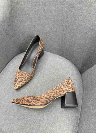 Класичні туфлі човники з ексклюзивного велюру з принтом леопард2 фото