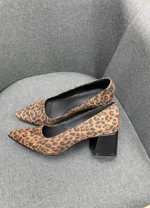 Классические туфли лодочки из эксклюзивного велюра с принтом леопард3 фото